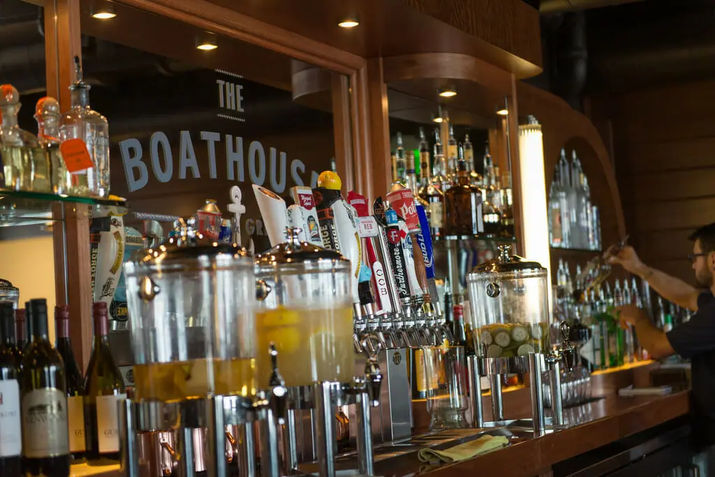 Coletar 51+ imagem studio pub happy hour br.thptnganamst.edu.vn